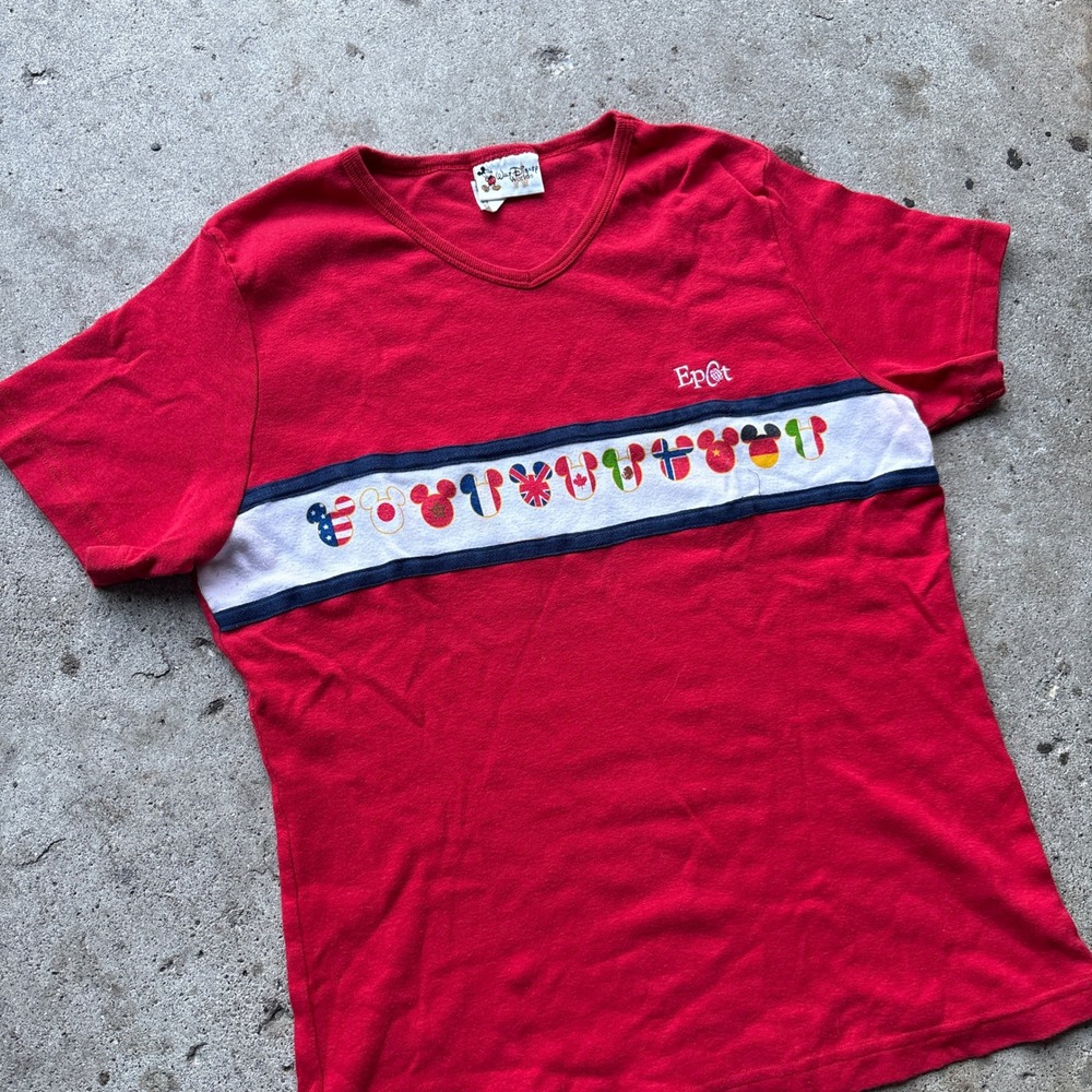 Vintage Disney World Epcot Center Mickey Mouse Flags V-Neck T-Shirt Red XL USA
